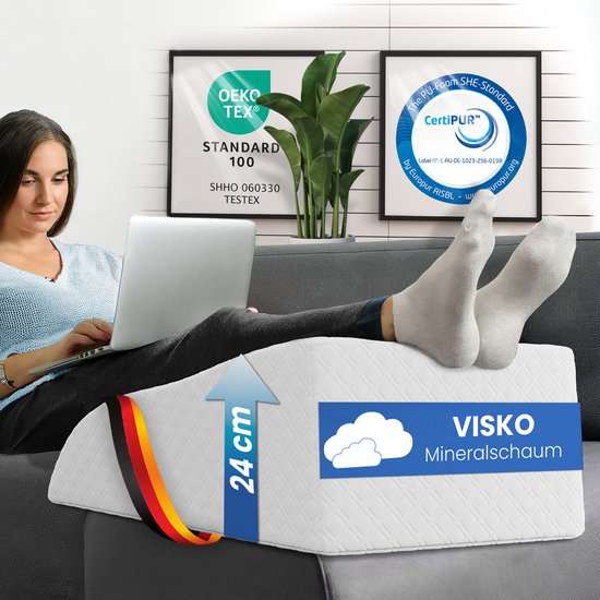 Wit wigkussen van Visco-schuim met een hoogte van 24 cm, met een wasbare hoes. Duitse en Europese keurmerken zichtbaar.