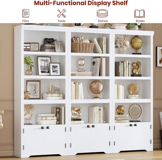 Brede witte boekenkast met 3 secties, elk met 4 open planken en 2 gesloten deuren onderaan. Gevuld met boeken en decoraties.