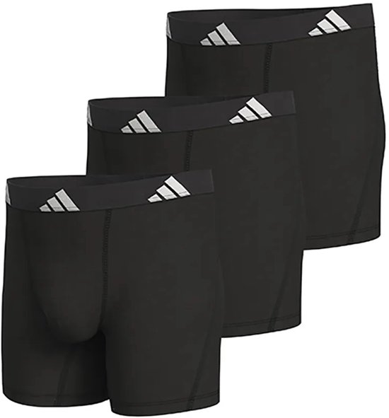 Drie zwarte Adidas boxer briefs met wit Adidas logo op de elastische band, gestapeld.