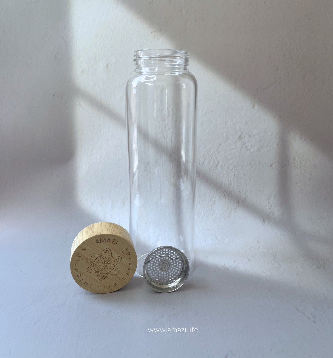 Amazi tafel waterfles van glas - 1000ml - 1 liter - 8 x 25 cm (dxh) - Glazen waterfles - Dop bamboo gravure flower of life - Tafel water Merk:AMAZI met zeef — cadeau in Koken & Dineren - foto 4