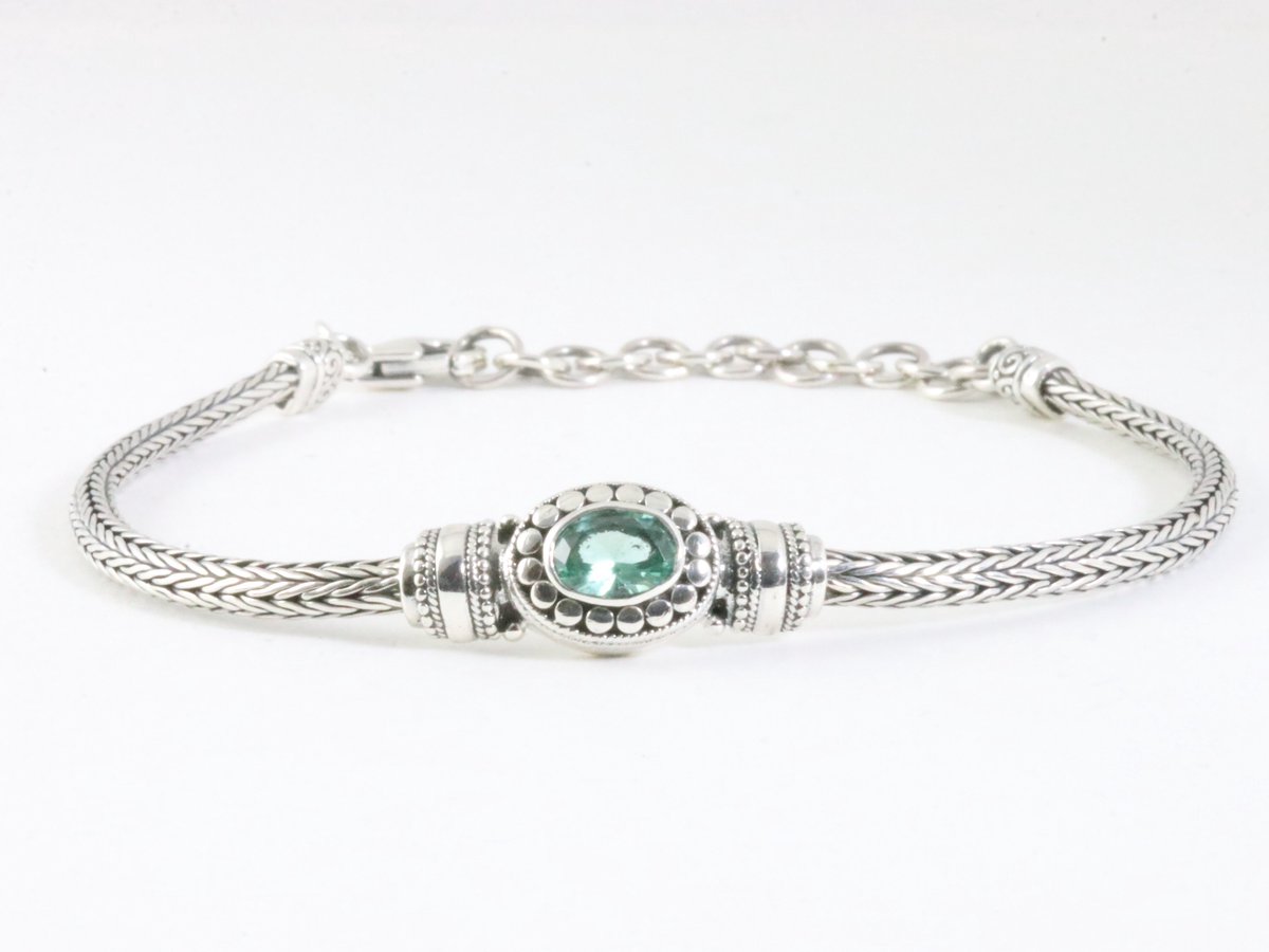 Traditionele zilveren snake armband met aquamarijn