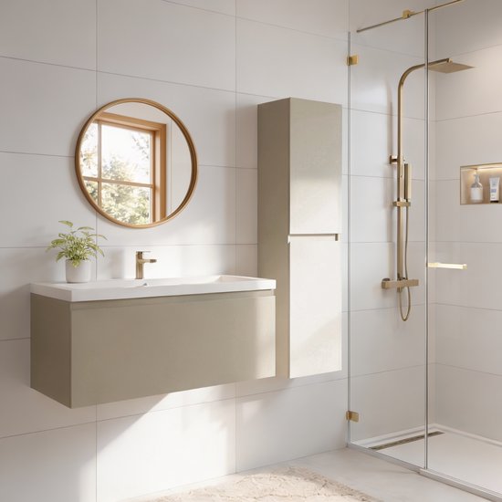 Meuble de salle de bain suspendu gris beige avec vasque blanche et robinet doré, à côté d'un miroir rond et d'une haute armoire.