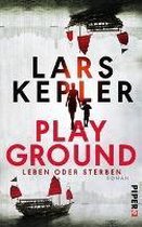 Boekomslag van 'Playground - Leben oder Sterben' met silhouetten van mensen en boten, en de tekst 'LARS KEPLER PLAYGROUND LEBEN ODER STERBEN Roman'.