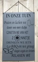 Zinken tekstbord in onze tuin - grijs - 30x40 cm. - tuin