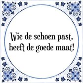 Tegeltje met Spreuk (Tegeltjeswijsheid): Wie de schoen past, heeft de goede maat! + Kado verpakking & Plakhanger