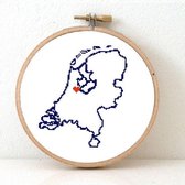 Borduurpakket kaart van Nederland - Modern borduurpakket volwassenen en voor kinderen. Borduurpatroon voor beginners met borduurring, DMC borduurgaren, Aida borduurstof en borduurnaald