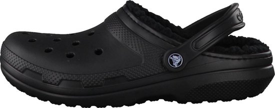 Zij-aanzicht van een zwarte Crocs clog met fuzzy voering en draagbare band.