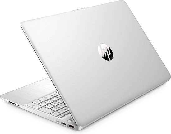 Zilverkleurige HP laptop met gesloten scherm, van achteren gezien. Het HP logo is zichtbaar op de klep.