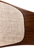 Close-up van de textuur van crème stoffen bekleding op een houten stoel