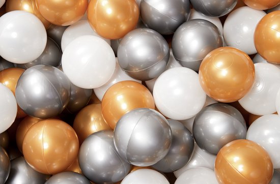 Een mix van glanzende gouden, zilveren en witte ballen voor in een ballenbak.