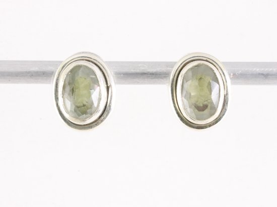 Fijne ovale zilveren oorstekers met groene amethist
