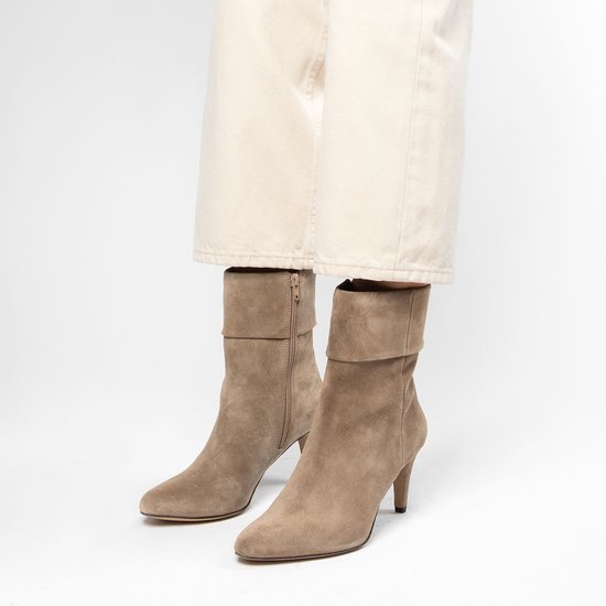 Manfield - Dames - Taupe suède enkellaarsjes met hak - Maat 40 | bol.com