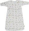 Witte Jollein babyslaapzak met lange mouwen en een 'Wild Flowers' print. Het patroon bestaat uit beige bladeren en gedroogde bloemen op een witte achtergrond.