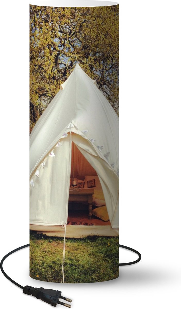 Lamp - Nachtlampje - Tafellamp slaapkamer - Een witte tent in een veld - 60 cm hoog - Ø19.1 cm - Inclusief LED lamp