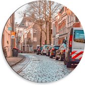 WallClassics - Dibond Muurcirkel - Geparkeerde Auto's in Stadje - 50x50 cm Foto op Aluminium Muurcirkel (met ophangsysteem)