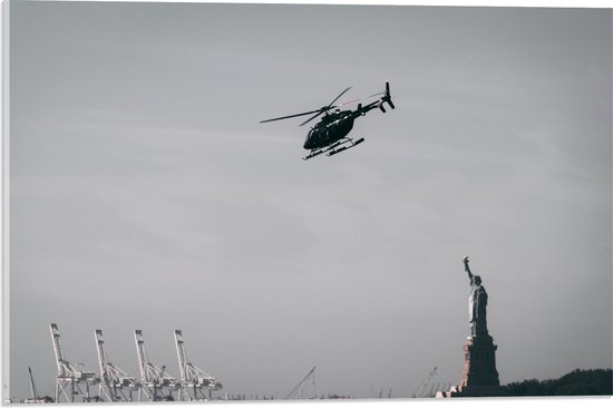 WallClassics - Acrylglas - Helikopter zwevend boven Vrijheidsbeeld in New York - 60x40 cm Foto op Acrylglas (Wanddecoratie op Acrylaat)