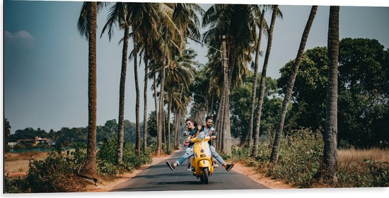 WallClassics - Dibond - Couple sur un scooter jaune - 100x50 cm Photo sur aluminium (Décoration murale en métal)