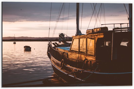 WallClassics - Dibond - Oude Vissersboot bij Avondzon - 60x40 cm Foto op Aluminium (Met Ophangsysteem)