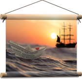 WallClassics - Textielposter - Papieren Bootje op Zee met Groot Schip en Zon - 40x30 cm Foto op Textiel