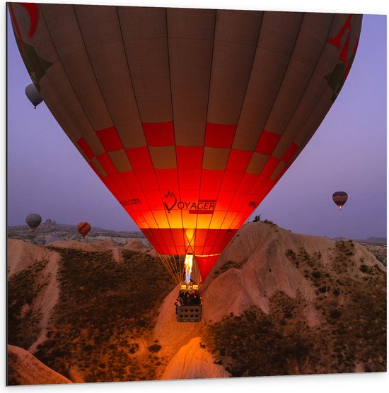 WallClassics - Dibond - Luchtballonnen bij Bergen - 100x100 cm Foto op Aluminium (Met Ophangsysteem)