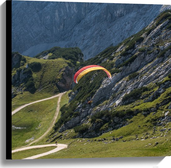 WallClassics - Canvas  - Paraglidend door de Bergen en Natuur - 60x60 cm Foto op Canvas Schilderij (Wanddecoratie op Canvas)