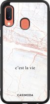Casimoda® hoesje - Geschikt voor Samsung Galaxy A20e - C'est La Vie - Zwart TPU Backcover - Tekst - Bruin/beige