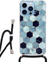 Casimoda® hoesje met koord - Geschikt voor iPhone 13 Pro - Blue Cubes - Afneembaar koord - Siliconen/TPU - Blauw