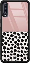 Casimoda® hoesje - Geschikt voor Samsung Galaxy A50 - Stippen roze - Luxe Hard Case Zwart - Backcover telefoonhoesje - Roze