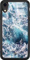 Casimoda® hoesje - Geschikt voor iPhone XR - Oceaan - Luxe Hard Case Zwart - Backcover telefoonhoesje - Blauw
