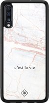 Casimoda® hoesje - Geschikt voor Samsung Galaxy A50 - C'est La Vie - Luxe Hard Case Zwart - Backcover telefoonhoesje - Bruin/beige