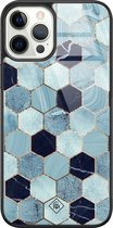 Casimoda® hoesje - Geschikt voor iPhone 12 Pro - Blue Cubes - Luxe Hard Case Zwart - Backcover telefoonhoesje - Blauw