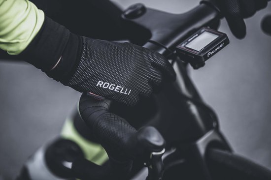 Hand in zwarte Rogelli handschoen met logo, op fietsstuur met computer.