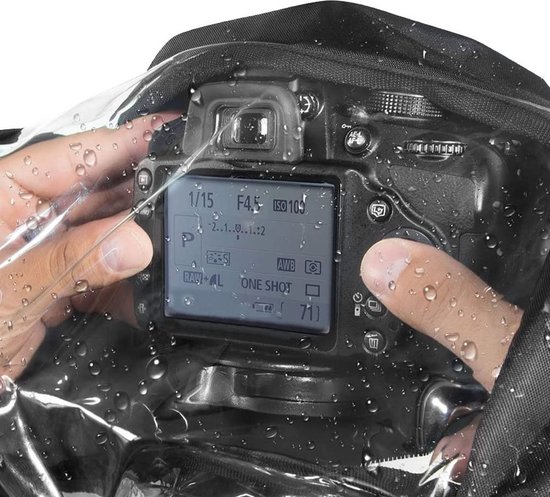 Handen bedienen een camera met LCD-scherm achter een transparante, natte hoes.