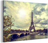 Wanddecoratie Metaal - Aluminium Schilderij Industrieel - Uitzicht over het water op de Eiffeltoren en Parijs - 150x100 cm - Dibond - Foto op aluminium - Industriële muurdecoratie - Voor de woonkamer/slaapkamer