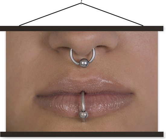 Piercing nez et bouche d'une affiche d'école de femme lattes plates noir  60x40 cm -... | bol.com