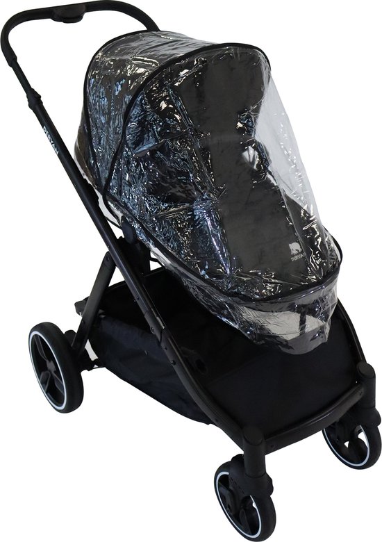 Zwarte Deryan buggy met transparante regenhoes, gezien vanuit een schuin bovenaanzicht.