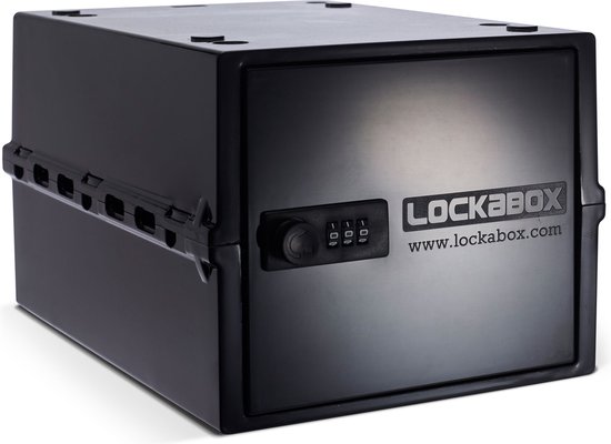 Zwarte Lockabox met cijferslot, gefotografeerd vanuit een hoek op een witte achtergrond.