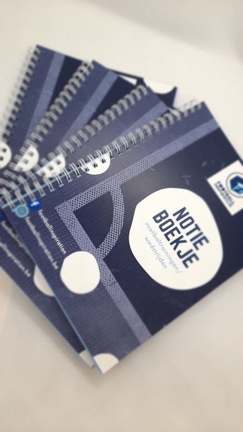 Stapel blauwe notitieboekjes met 'NOTIE BOEKJE voetbaltrainingen/wedstrijden' op de kaft.