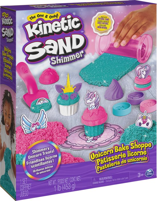 Kinetic Sand Shimmer Unicorn Bake Shoppe doos met speelgoed: roze en blauw glitterzand, cupcakevormen, stickers en gereedschap.