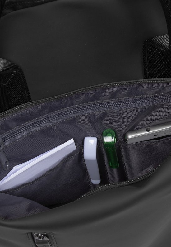 Binnenkant van een zwarte rugzak met vakken voor telefoon, pennen en papier.