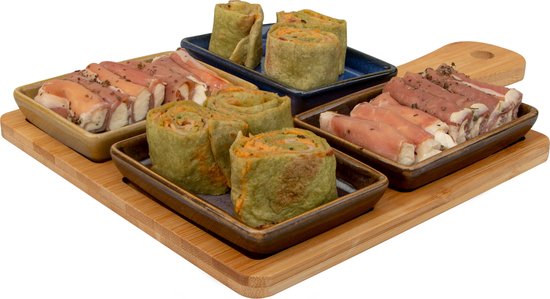 Bamboe serveerplank met vier gevulde schaaltjes: twee met wraps en twee met ham. De schaaltjes zijn bruin, blauw en grijs.