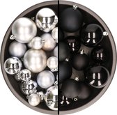 Kerstversiering kunststof kerstballen kleuren mix zwart/zilver 6-8-10 cm pakket van 44x stuks