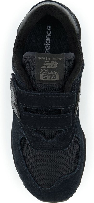 Zwarte New Balance 574 sneaker met klittenbandsluiting en mesh details.