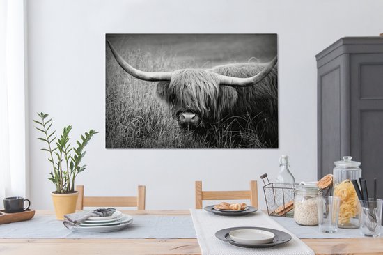 Tableau sur toile Highlander écossais parmi les herbes - noir et blanc - 140x90 cm - Décoration murale