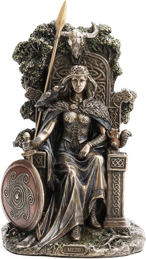 Veronese Design - Keltische Godin Krijgerkoningin Medb op Troon beeld - (hxbxd) ca. 24cm x 13,5cm X 10cm