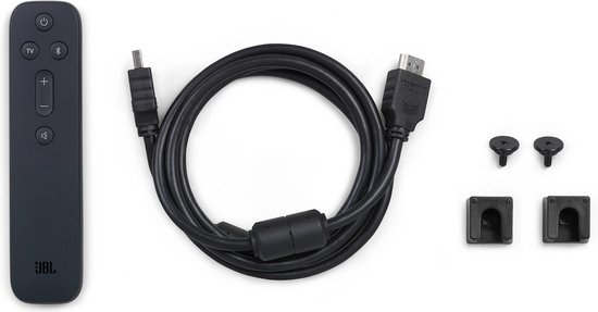 Télécommande JBL, câble HDMI et supports muraux sur fond blanc.