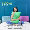 Vrouw zit op bed met lichtgroen, lichtblauw en paars "Sleep Comfy Aromatherapie Munt Memory Foam Kussen".
