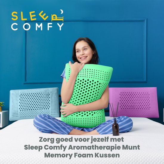 Vrouw zit op bed met lichtgroen, lichtblauw en paars "Sleep Comfy Aromatherapie Munt Memory Foam Kussen".