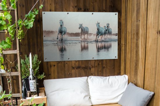Tuinposter 120x80 cm - Tuindecoratie Wilde witte paarden galopperen door het water in Camargue - Poster voor in de tuin - Buiten decoratie - Schutting tuinschilderij - Tuindoek muurdecoratie - Wanddecoratie balkondoek