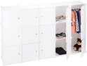 Lange, open witte kledingkast met vakken gevuld met kleding en een teddybeer.